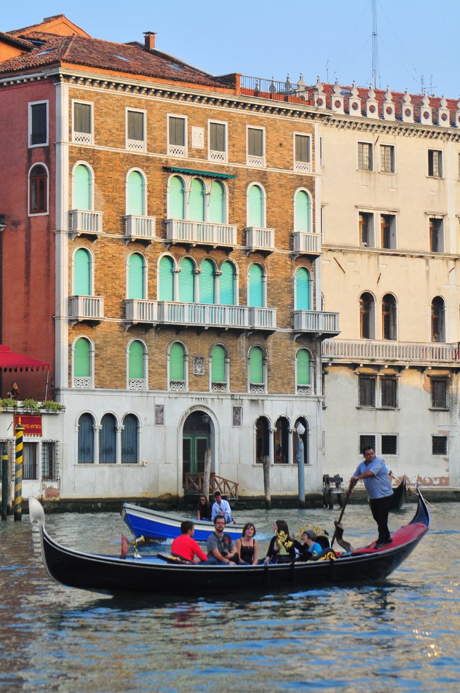 Gondel auf einem Kanal in Venedig vor historischen Häusern